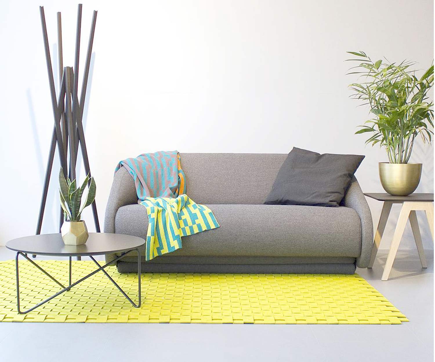 Exclusieve Prostoria Up Lift slaapbank met grijze stoffen bekleding in de woonkamer Exclusieve Prostoria Up Lift slaapbank met grijze stoffen bekleding in de woonkamer