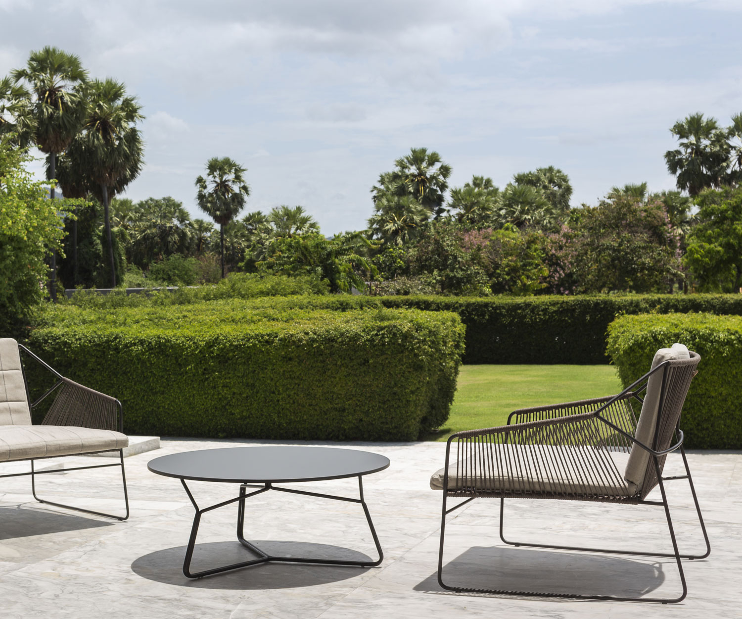 Moderne Oasiq Roestvrij stalen design tuintafel uit de Serac serie Moderne Oasiq Roestvrij stalen design tuintafel uit de Serac serie