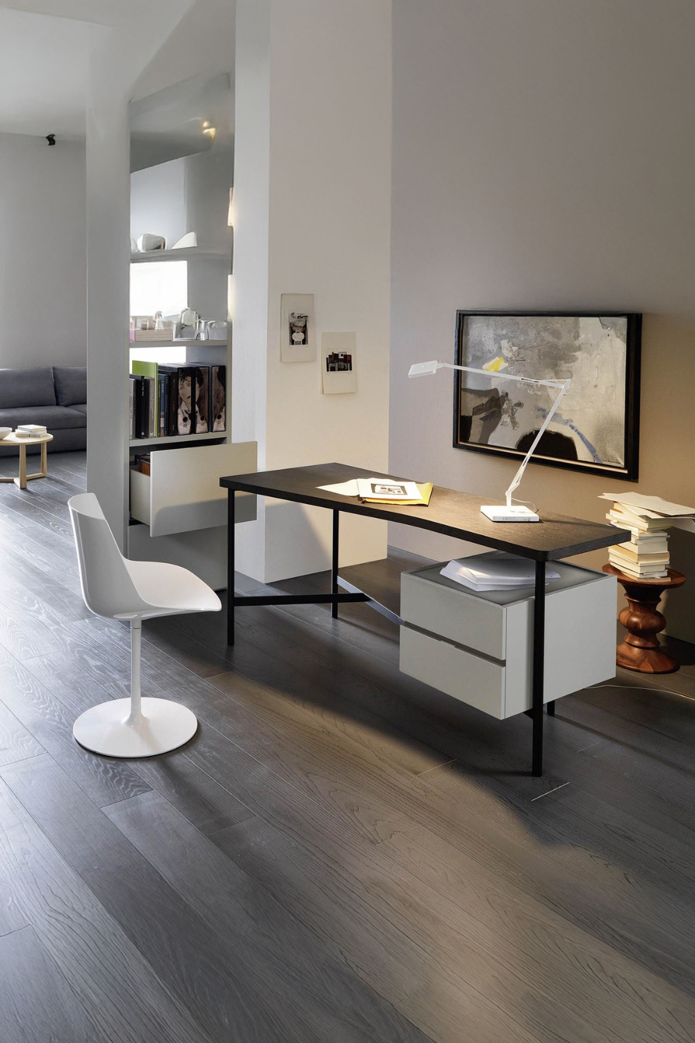 bureau-moderne-avec-table-noire-et-meubles-d-appoint-blancs