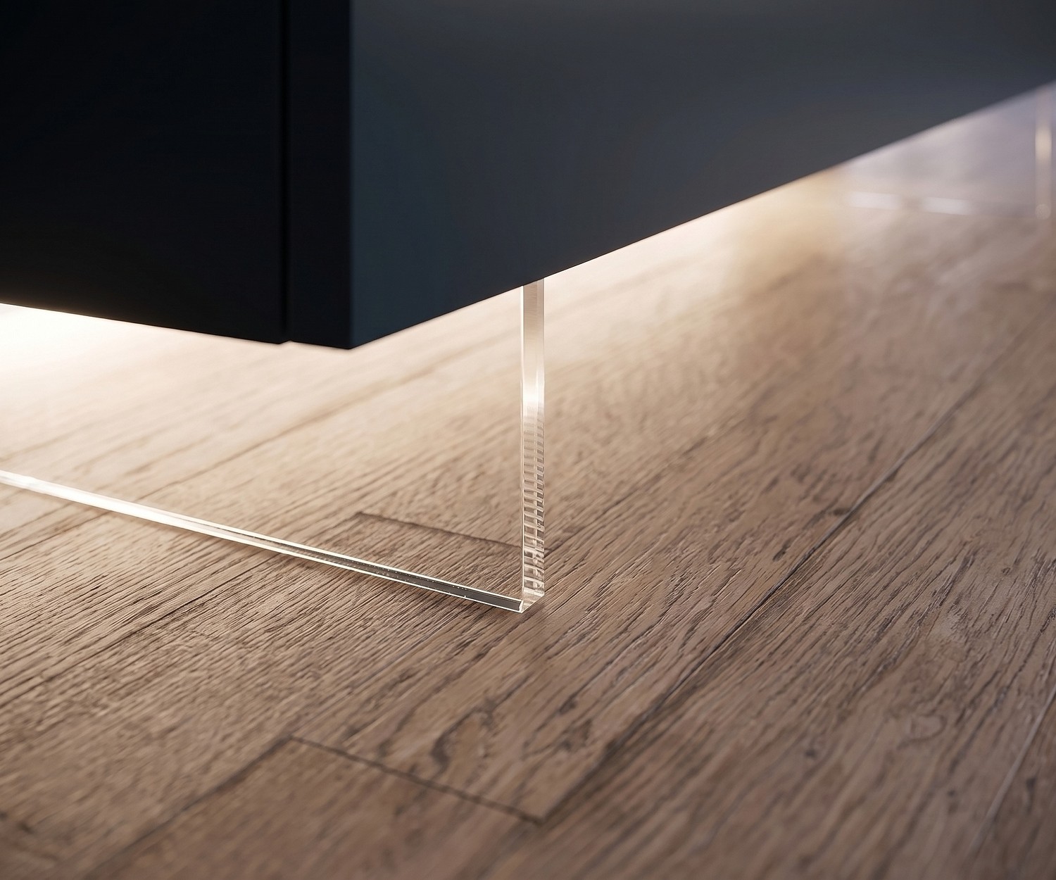 Socle TV transparent Livitalia pour meuble bas Socle TV transparent de Livitalia pour meuble bas suspendu avec éclairage LED sur parquet dans le salon.
