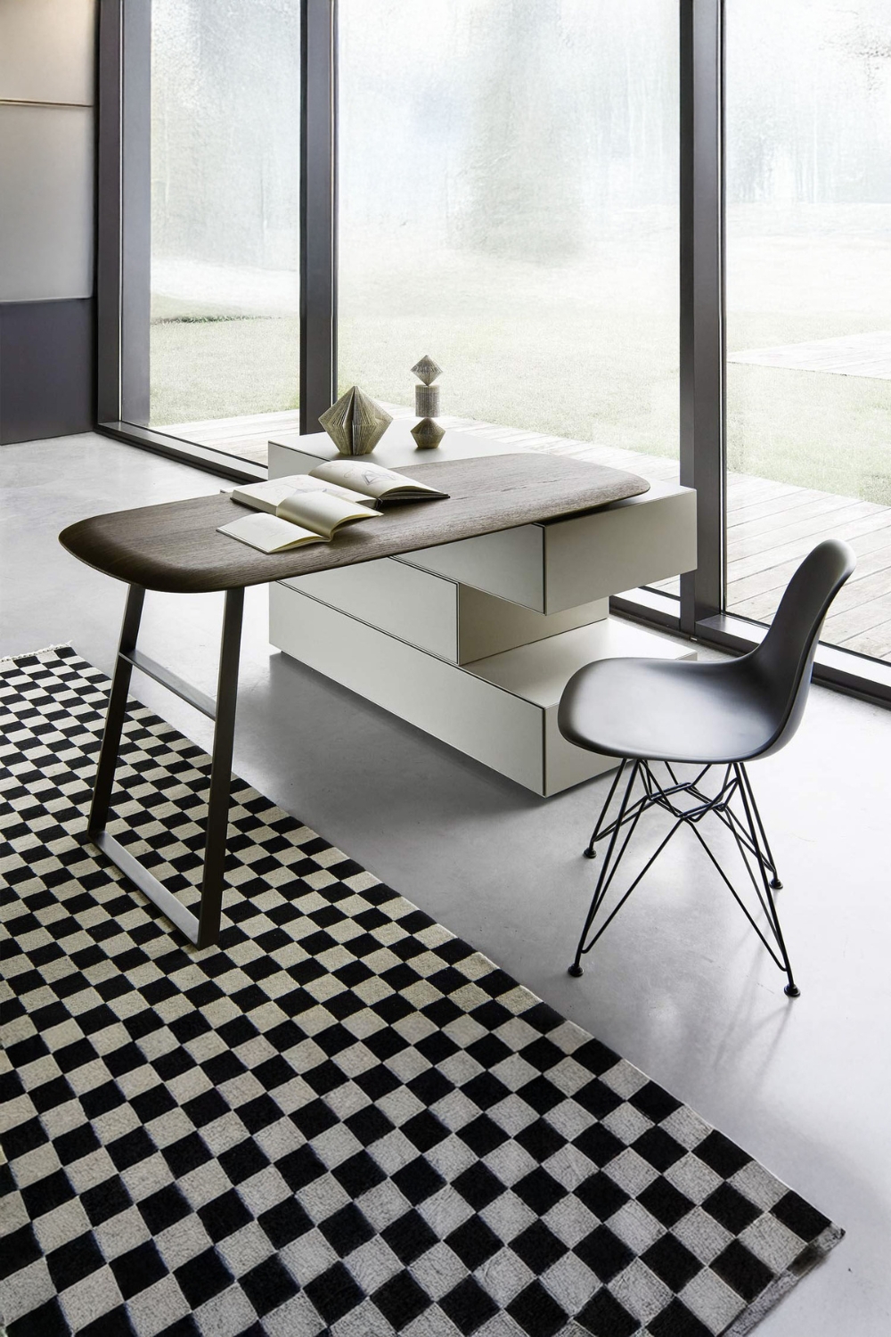 espace-de-travail-moderne-avec-commode-design-élégante-et-table-pivotante-à-côté-d-un-tapis-à-motif-damier