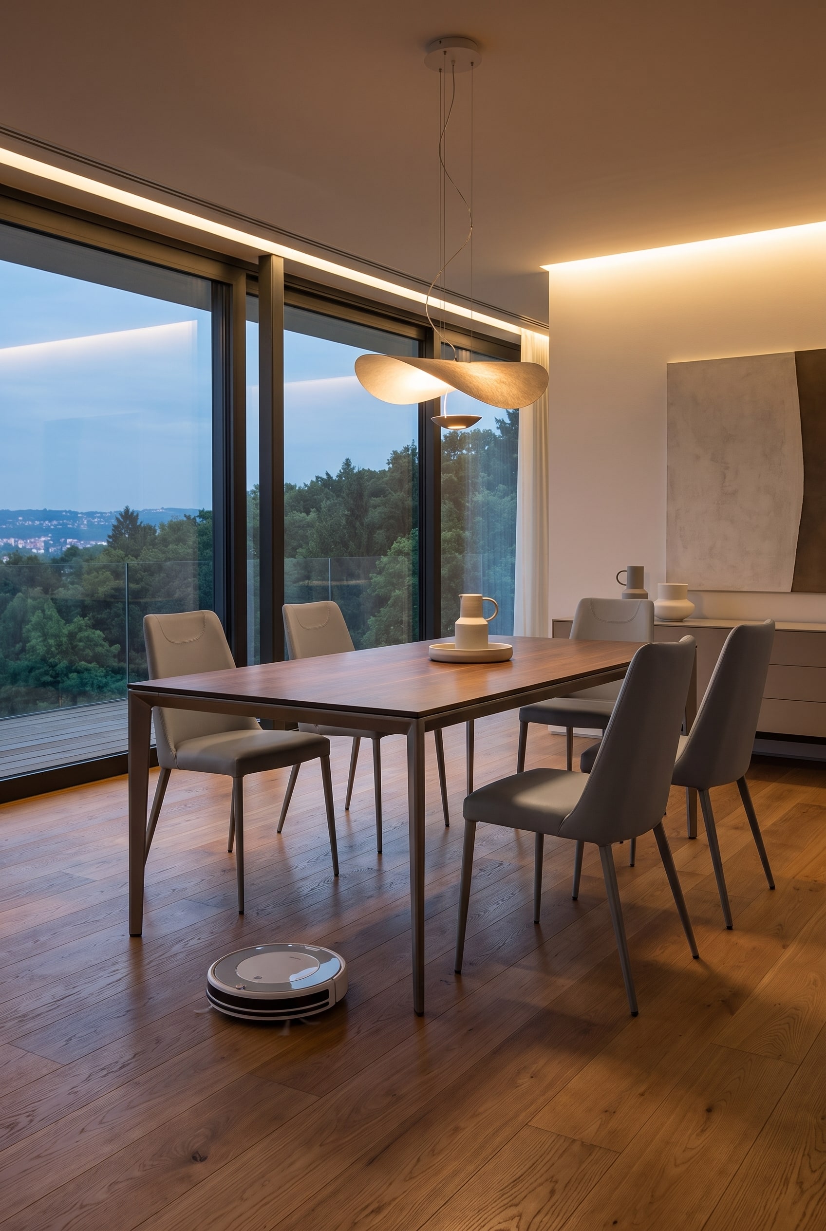 Le robot aspirateur navigue efficacement sous une table à manger moderne avec des pieds de chaise minces et bien identifiables