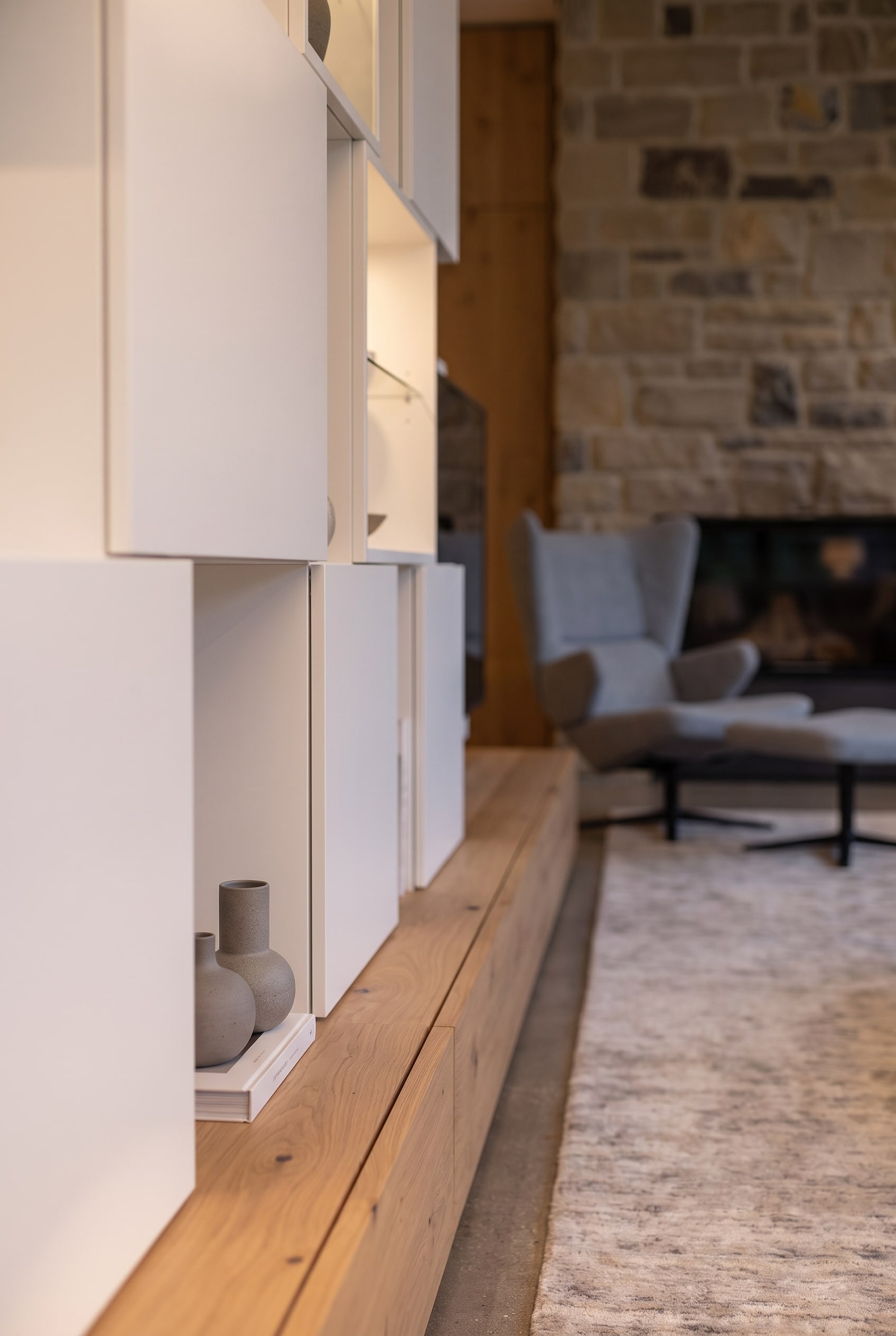 Meuble mural Livitalia C46 autoportant comme &eacute;l&eacute;gant s&eacute;parateur de pi&egrave;ce dans le salon avec des niches ouvertes