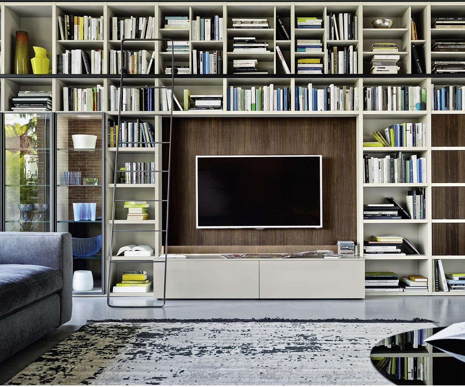 Livitalia Design boekenkast met ladder en TV-paneel