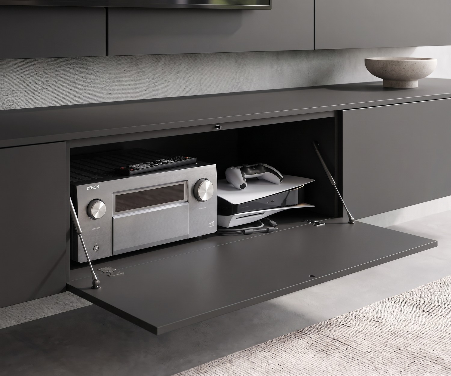 Zwevend tv-meubel Livitalia C102 in antraciet met geopende klep voor apparatuur in een moderne woonkamer.