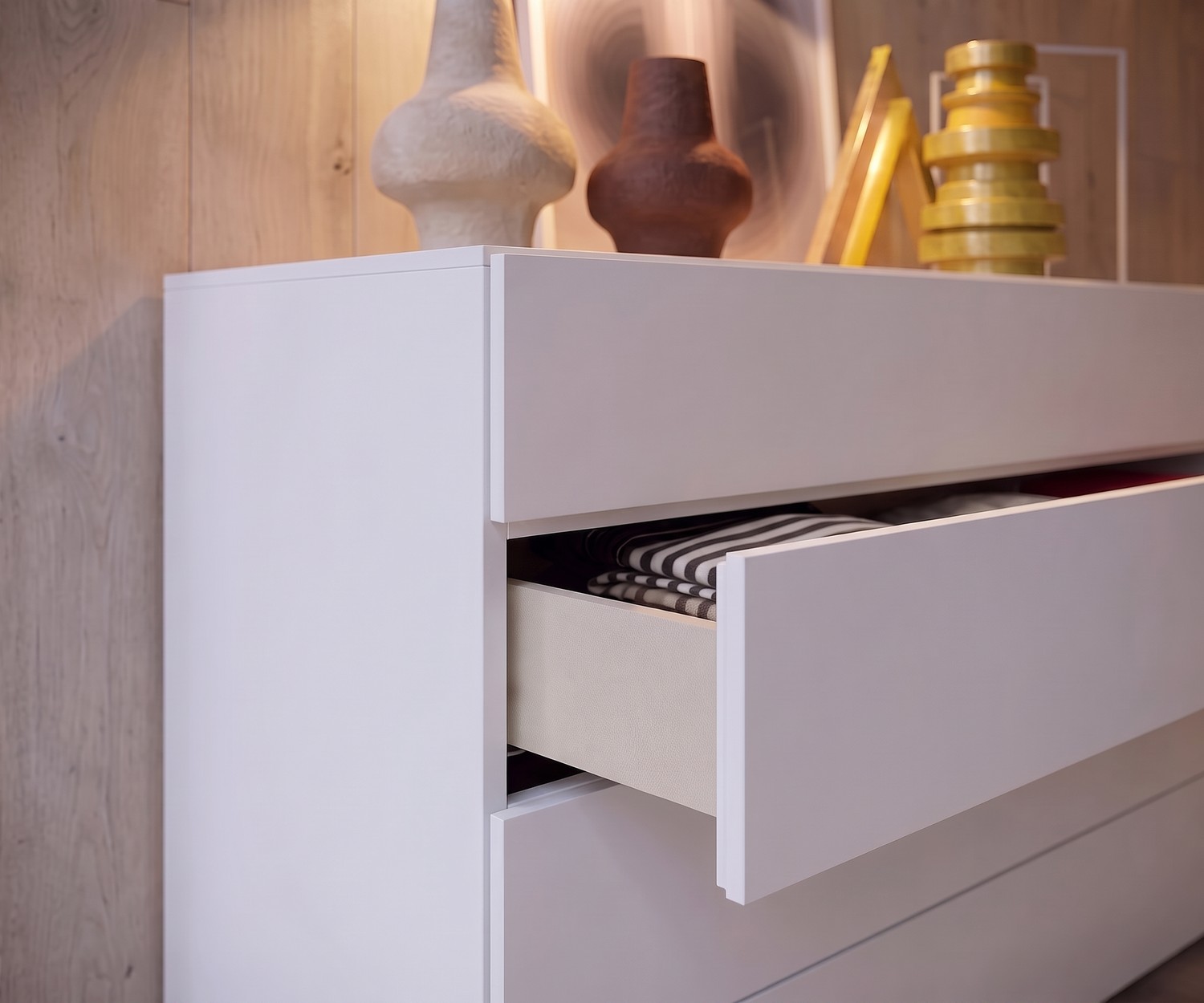 Commode design Novamobili Easy blanche avec tiroir ouvert, commode moderne de chambre avec fermeture amortie