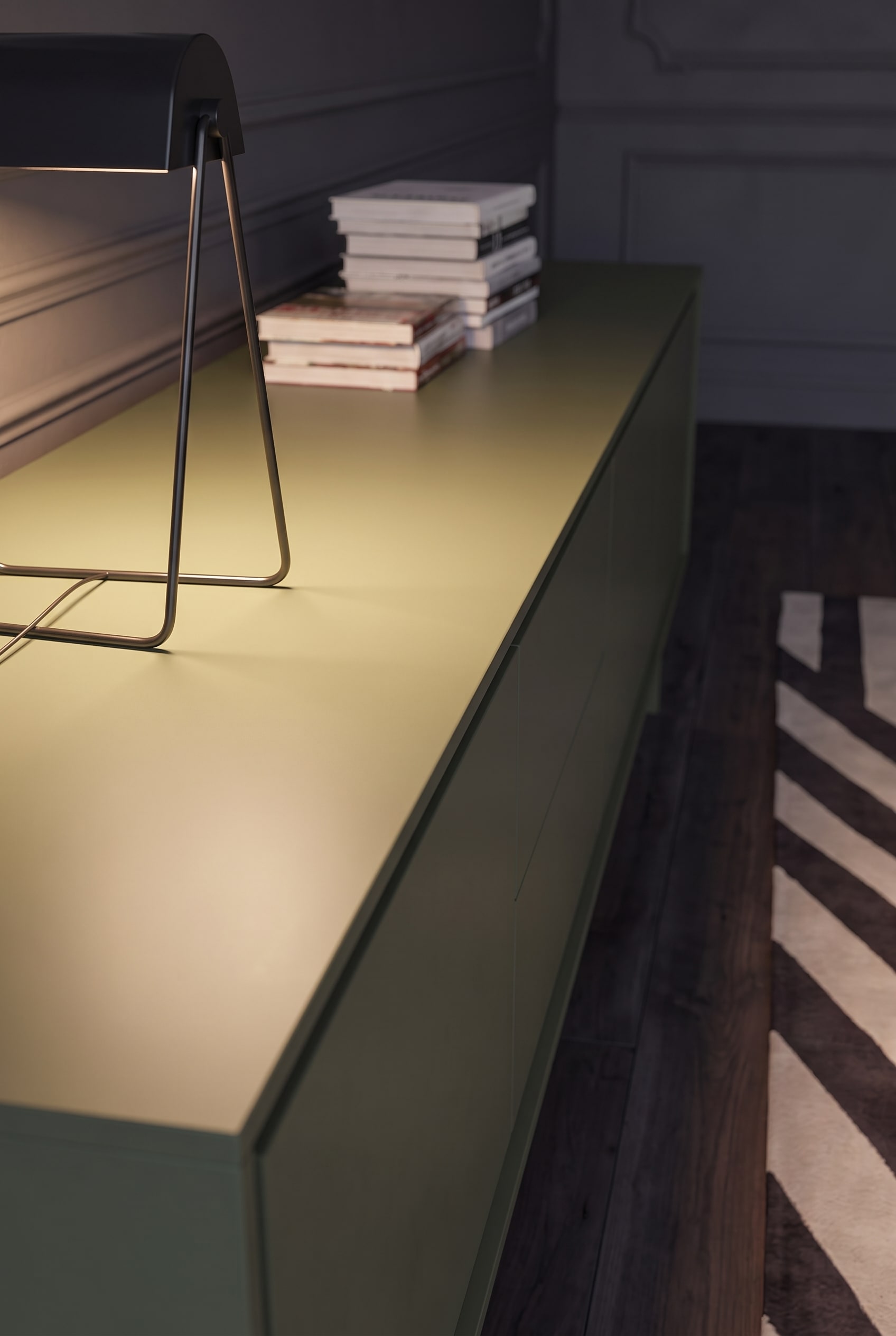 Macro-photographie du plateau lisse et laqu&eacute; mat d'un sideboard vert olive.