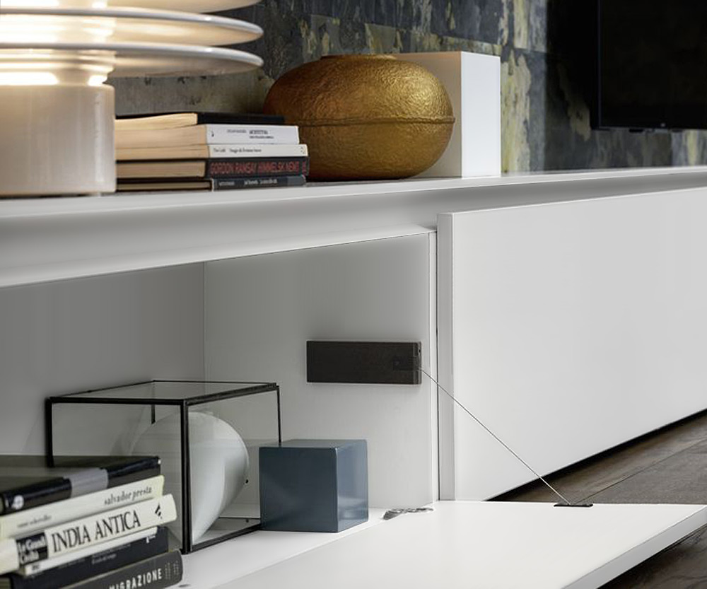 Design lowboard Omgekeerde draaideur met automatisch sluiten en openen Design lowboard Omgekeerde draaideur met automatisch sluiten en openen