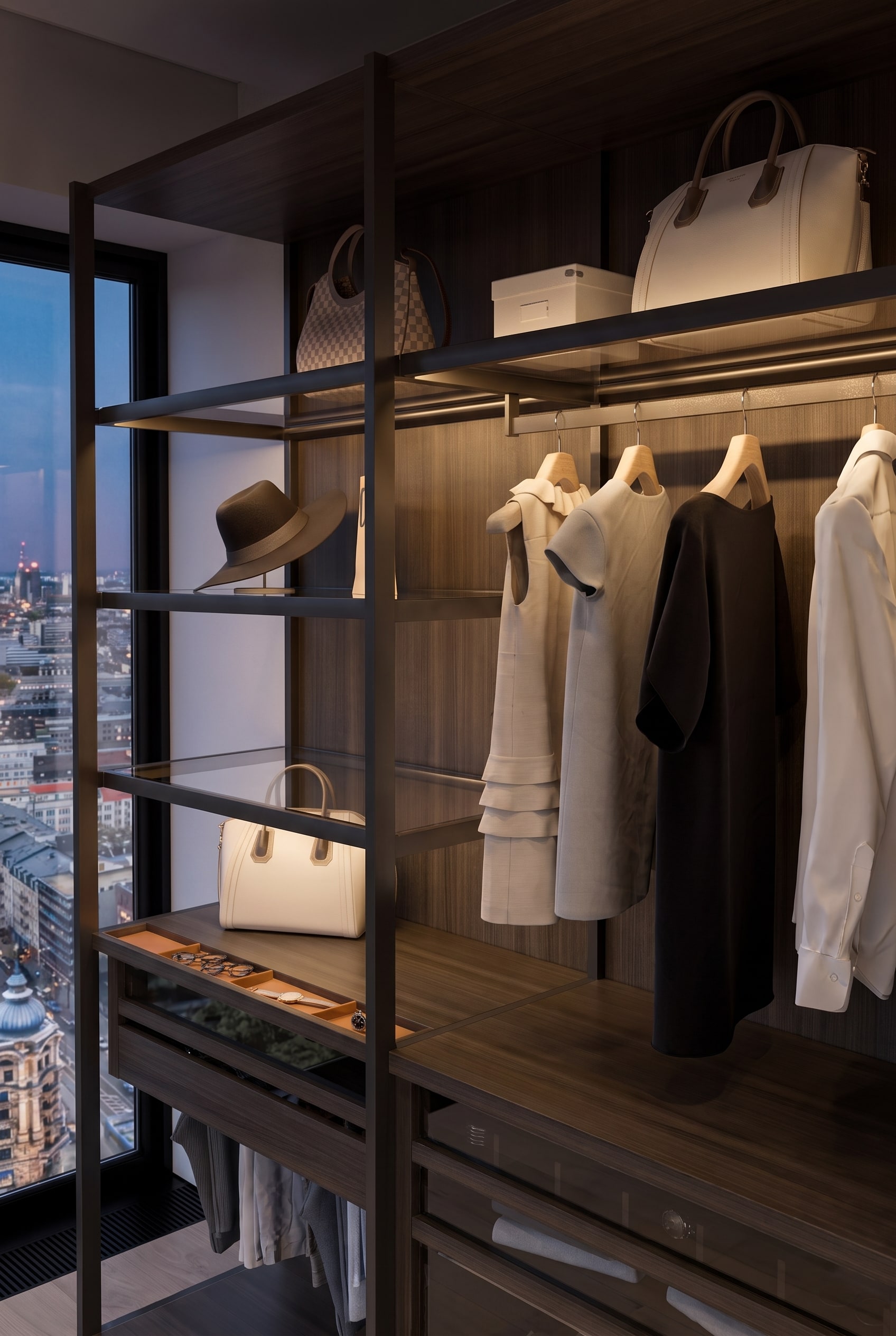Int&eacute;rieur de dressing avec v&ecirc;tements suspendus, chemises et sacs &agrave; main et chapeaux plac&eacute;s sur des &eacute;tag&egrave;res en verre.