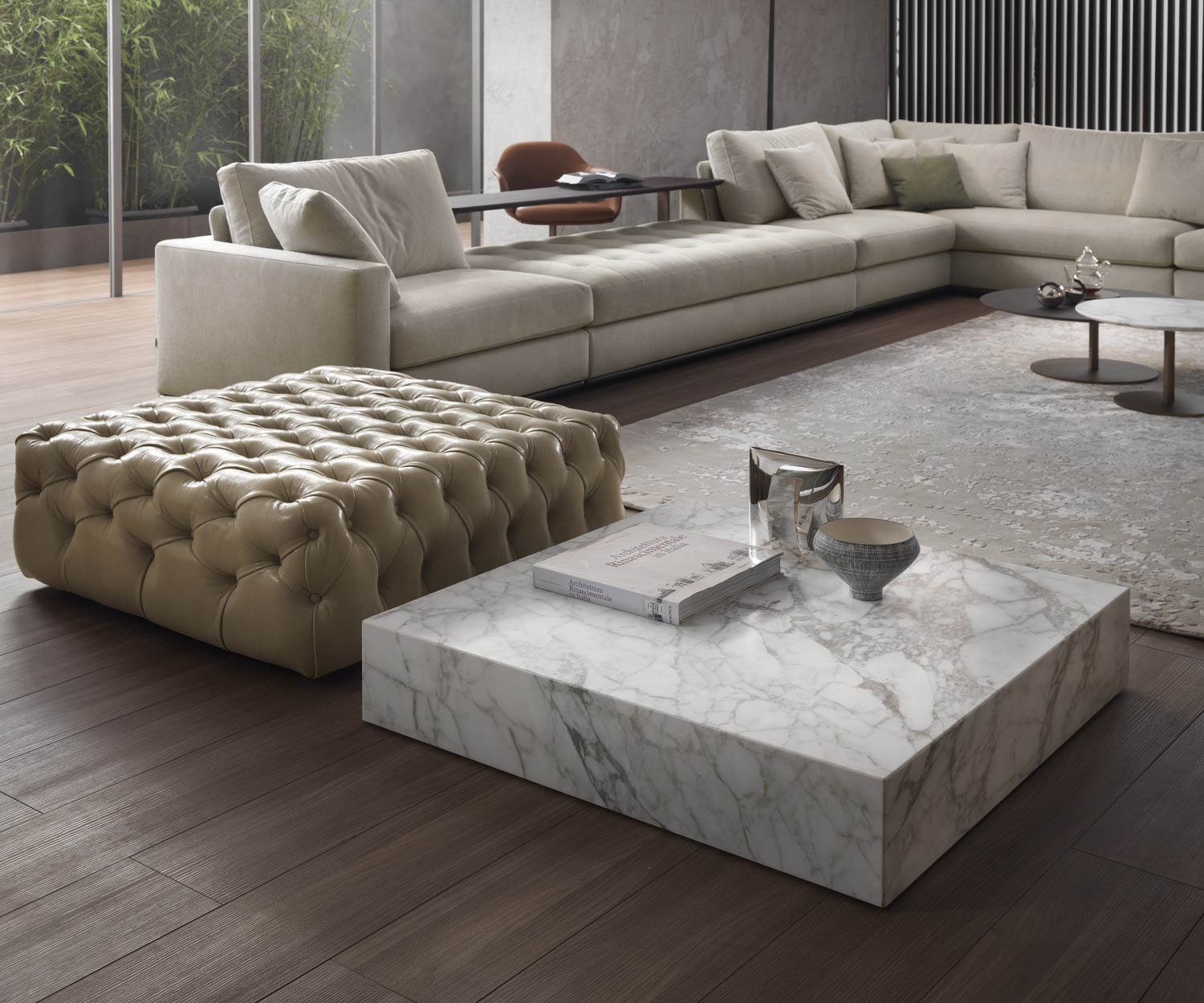 Thor marmeren salontafel zonder voetstuk van Marelli in Calacatta Gold naast een krukje Thor marmeren salontafel zonder voetstuk van Marelli in Calacatta Gold naast een krukje