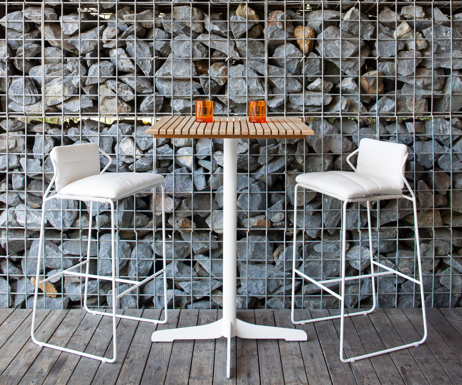 Table de bistrot moderne et design Ceru de Oasiq piètement blanc plateau en bois massif teck