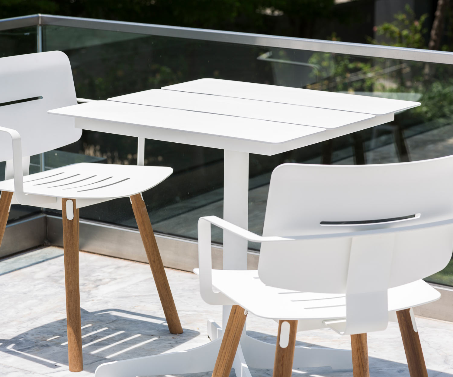 Volledig witte Ceru tuintafel met stoelen op terras Volledig witte Ceru tuintafel met stoelen op terras