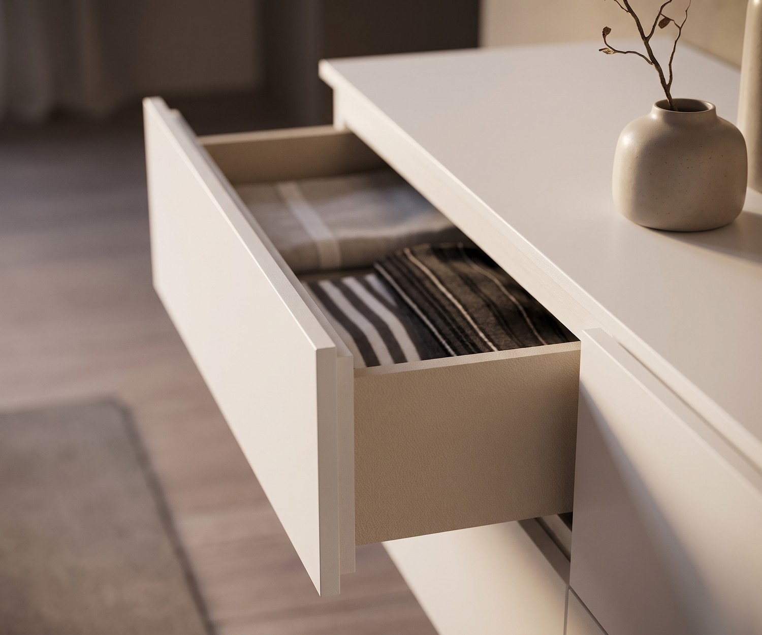 Commode suspendue dans la chambre : Commode murale blanche Novamobili Easy à 4 tiroirs dans un intérieur minimaliste.