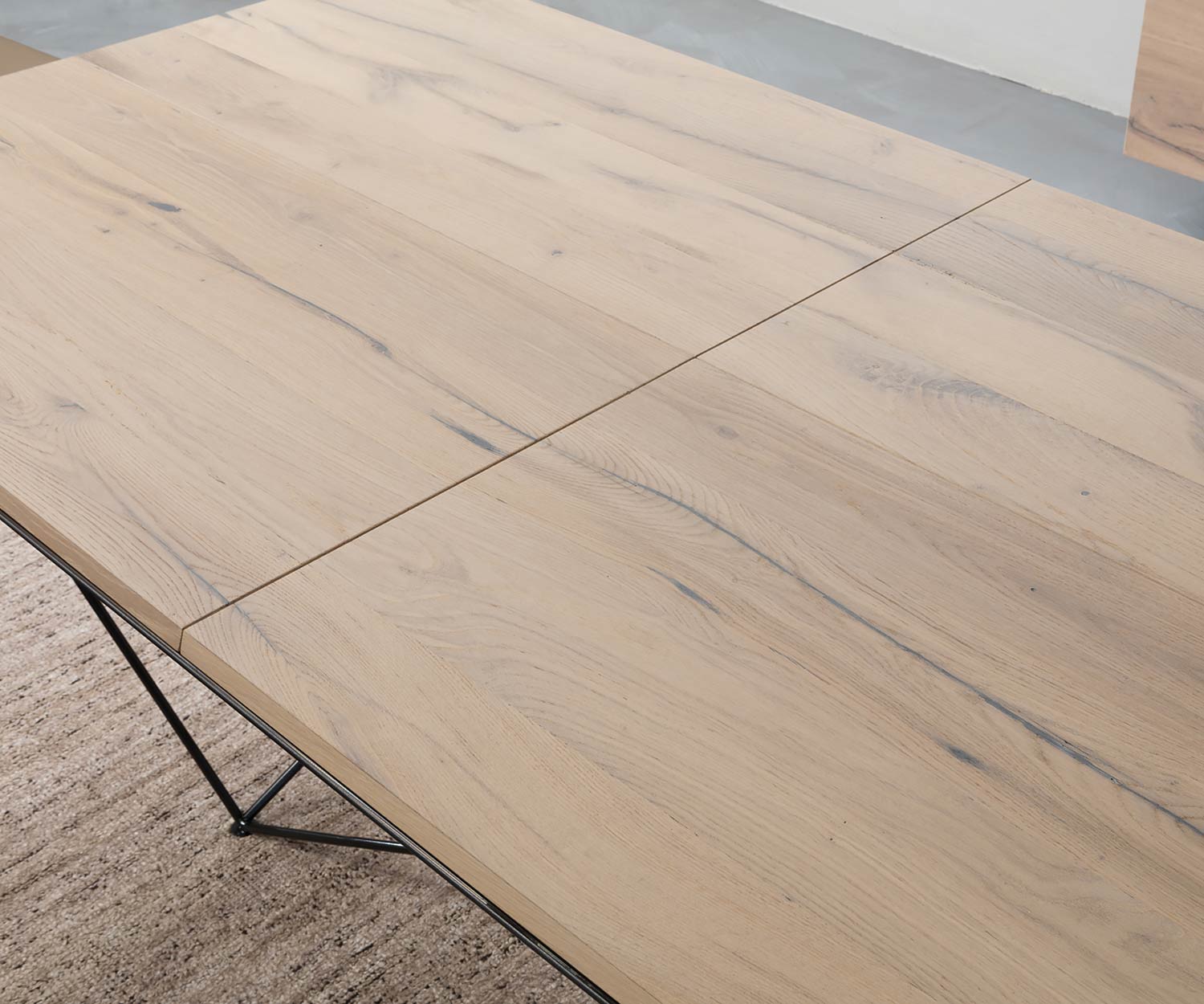 Table de salle à manger design Détail du plateau de table en placage chêne naturel non étiré