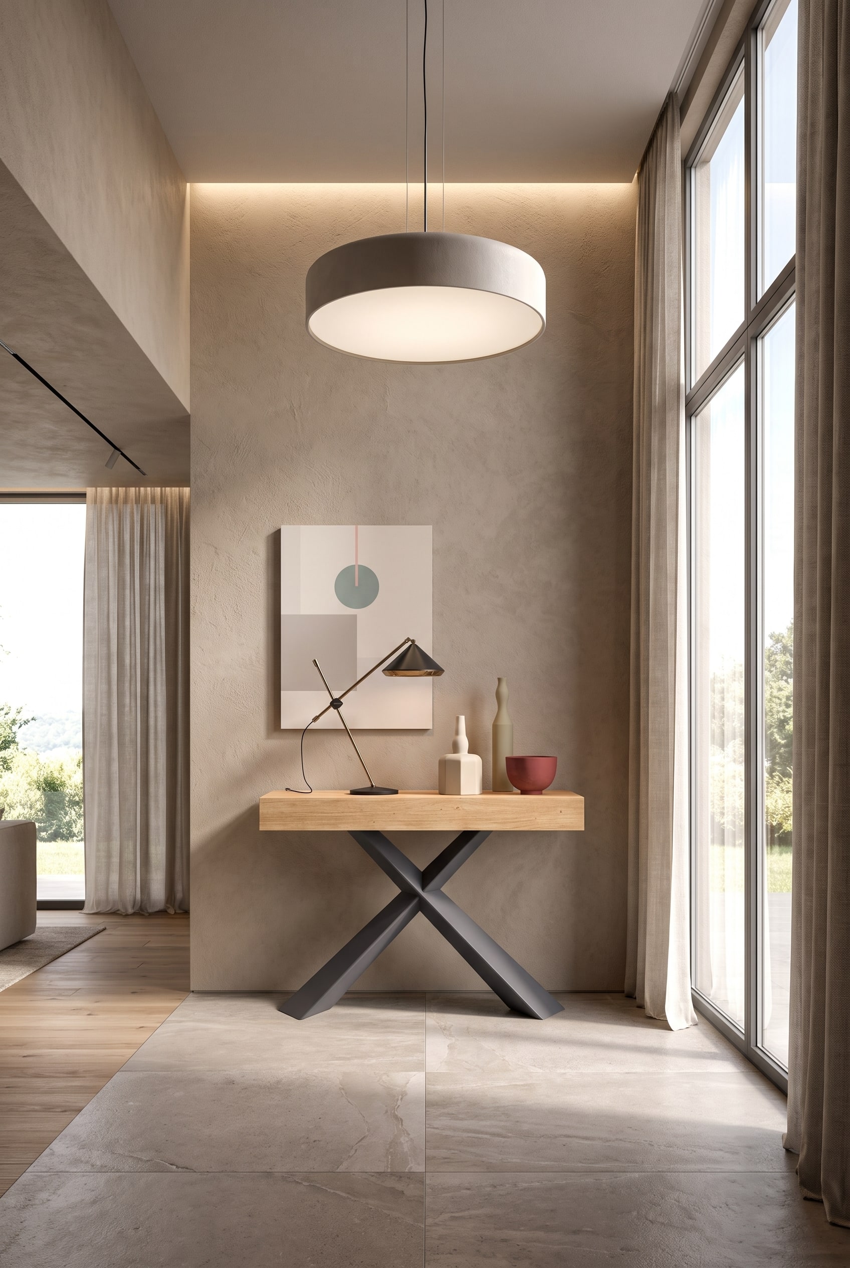 Couloir avec une console servant de table de couloir extensible, des chaises de salle &agrave; manger en arri&egrave;re-plan et une grande suspension