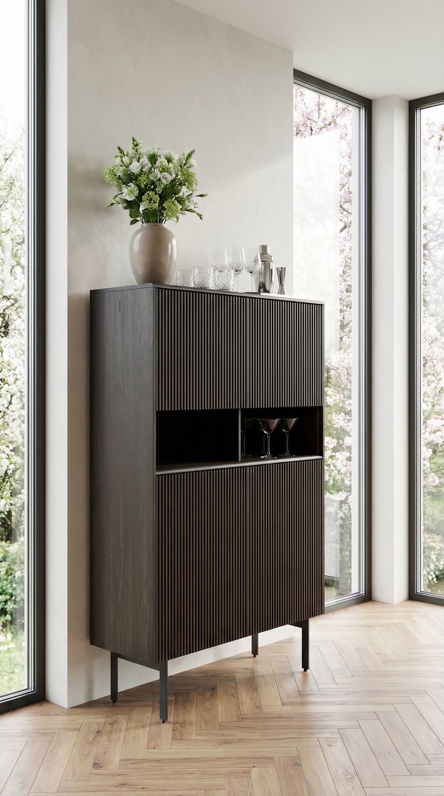 Punt Malmö Highboard van hout in een moderne woonkamer met grote ramen. Punt Malmö Highboard van hout in een moderne woonkamer met grote ramen.
