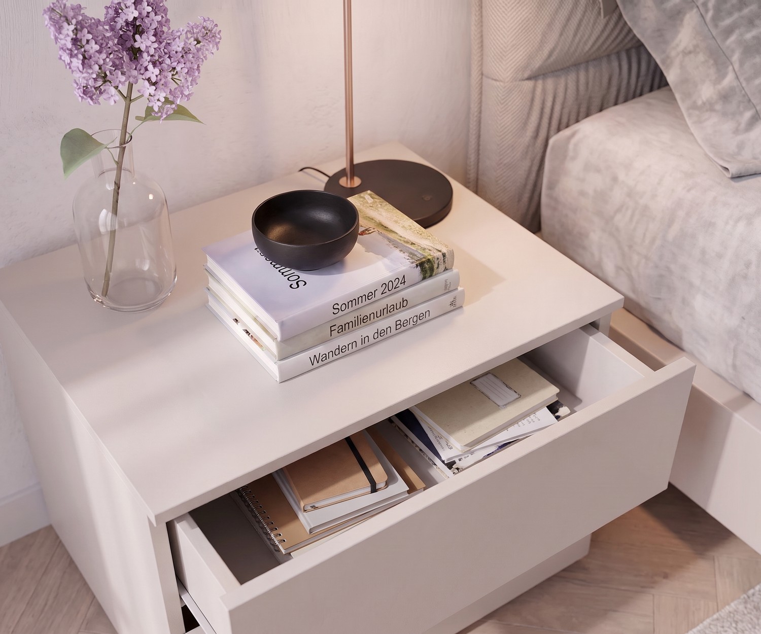 Table de chevet Livitalia Atena avec tiroir Table de chevet Livitalia Atena dans une chambre moderne beige clair, avec un tiroir ouvert pour le rangement.
