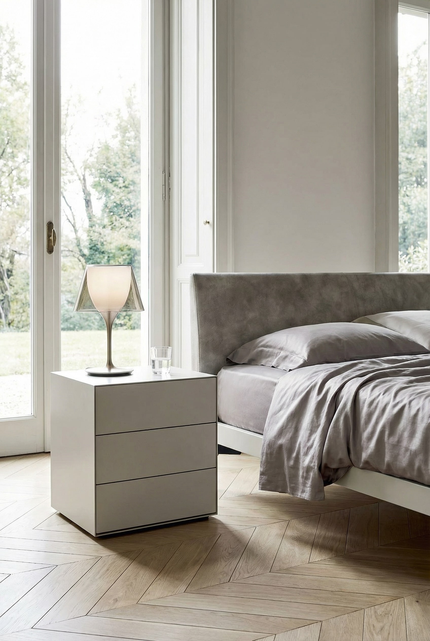 Livitalia Ecletto Nachtkastje met 3 laden naast een comfortabel gestoffeerd bed.