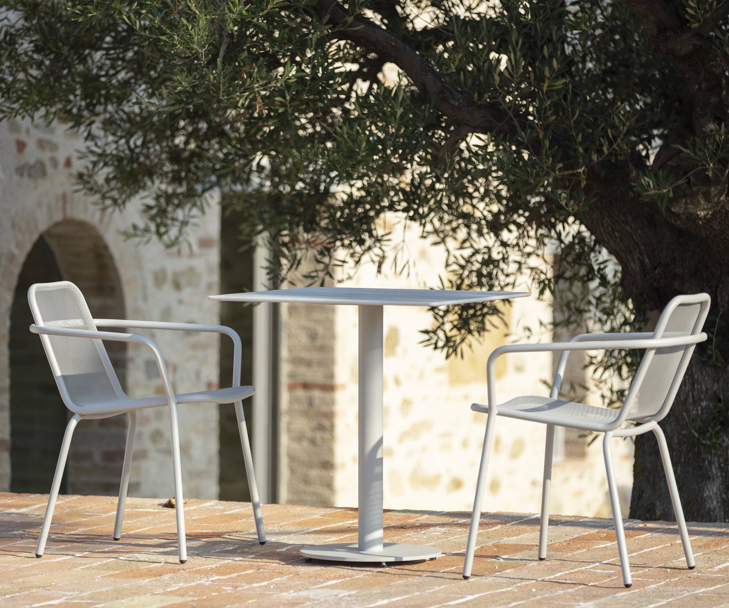 Carré Todus Table de jardin design Branta avec 2 chaises sur terrasse Carré Todus Table de jardin design Branta avec 2 chaises sur terrasse