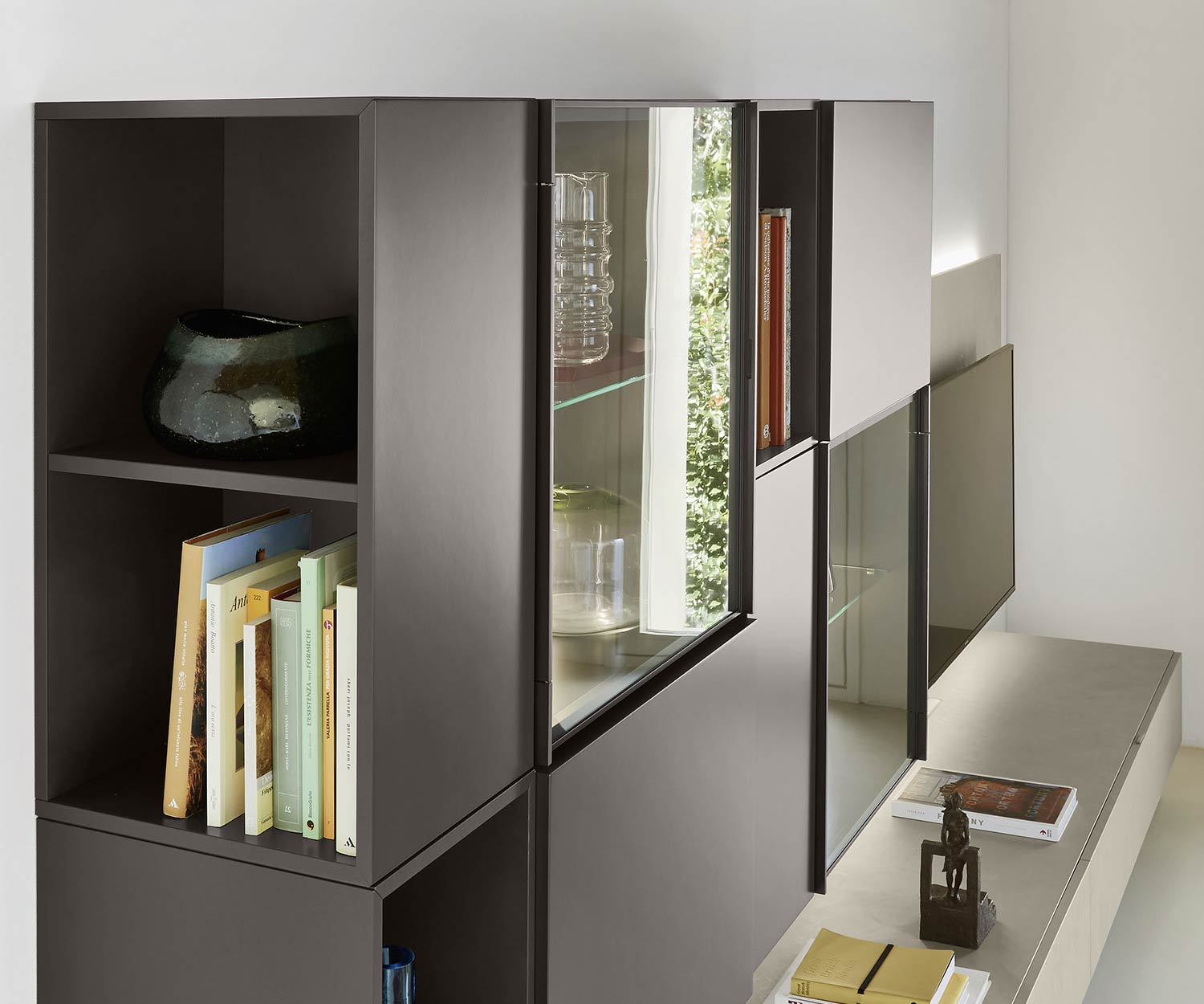 Modern Livitalia Design wandmeubel C39 glazen deuren met verlichting in bruin mat
