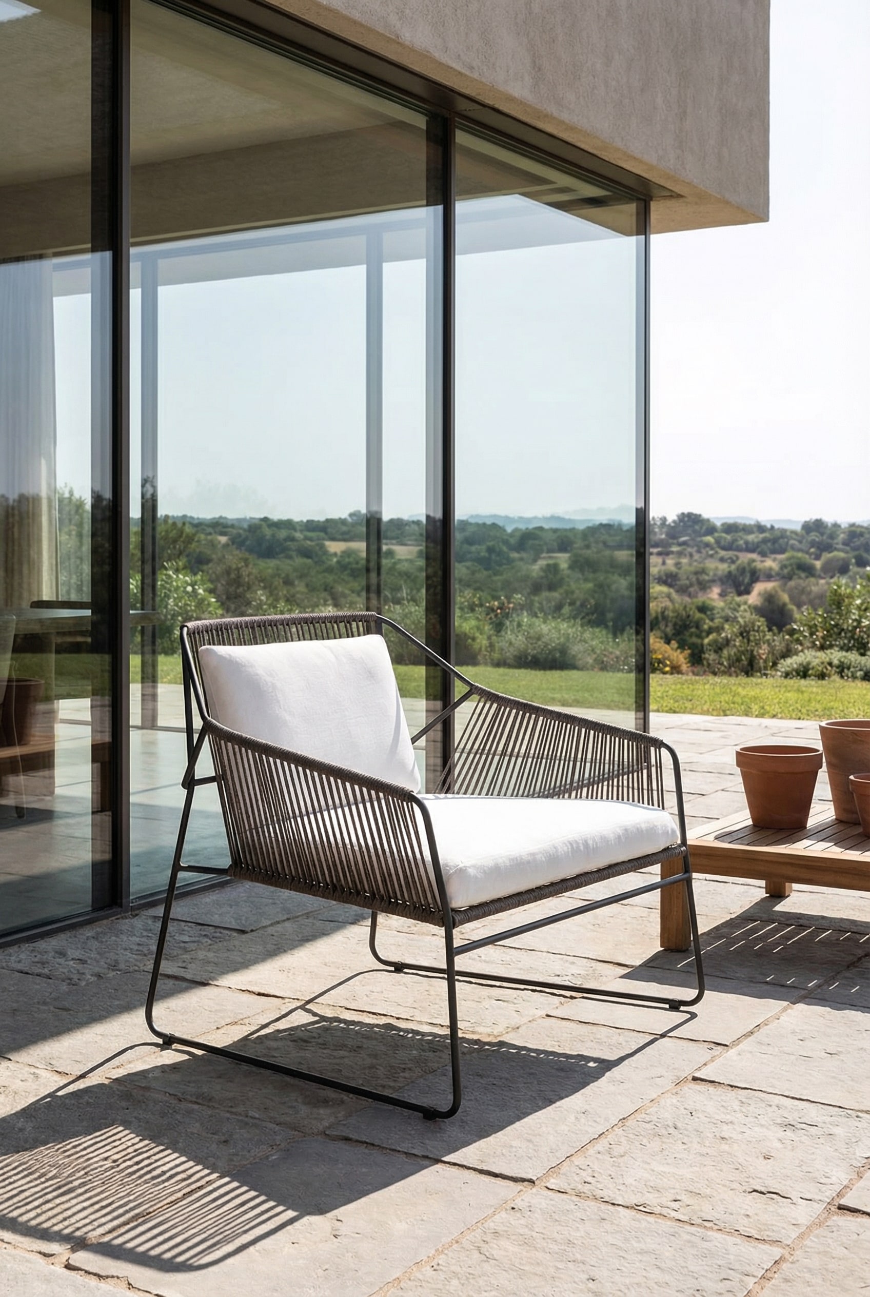 Transparante outdoor fauteuil met koordbespanning Transparante outdoor fauteuil met koordbespanning