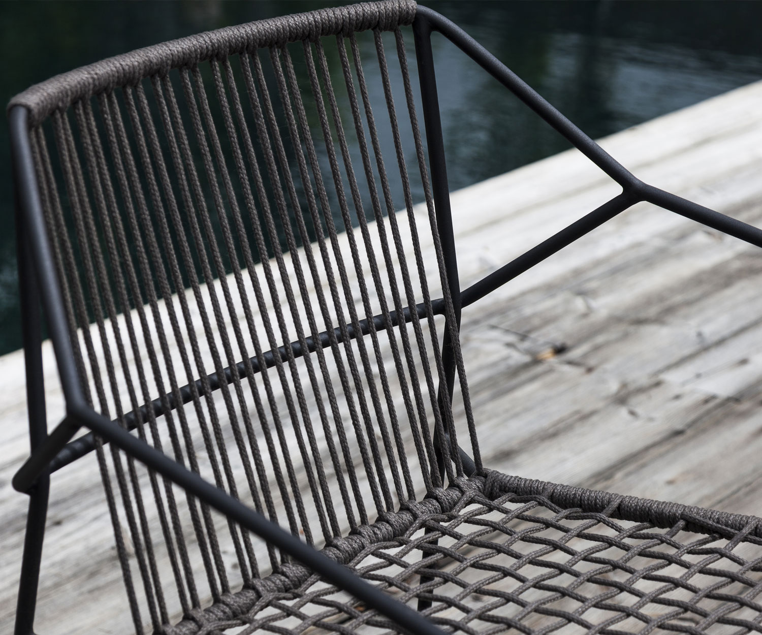 Oasiq Sandur Schnur design fauteuil met donkergrijs frame en wit zitkussen Oasiq Sandur Schnur design fauteuil met donkergrijs frame en wit zitkussen