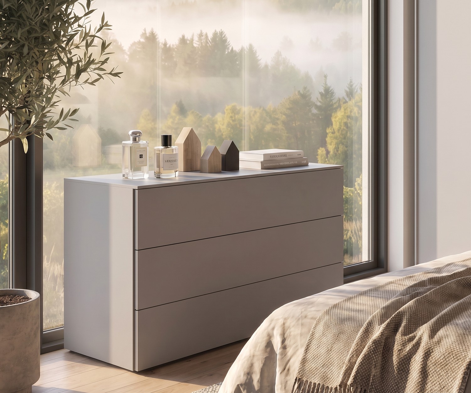 Commode Livitalia Atena pour le rangement de la chambre, placée devant une baie vitrée au style moderne et épuré.