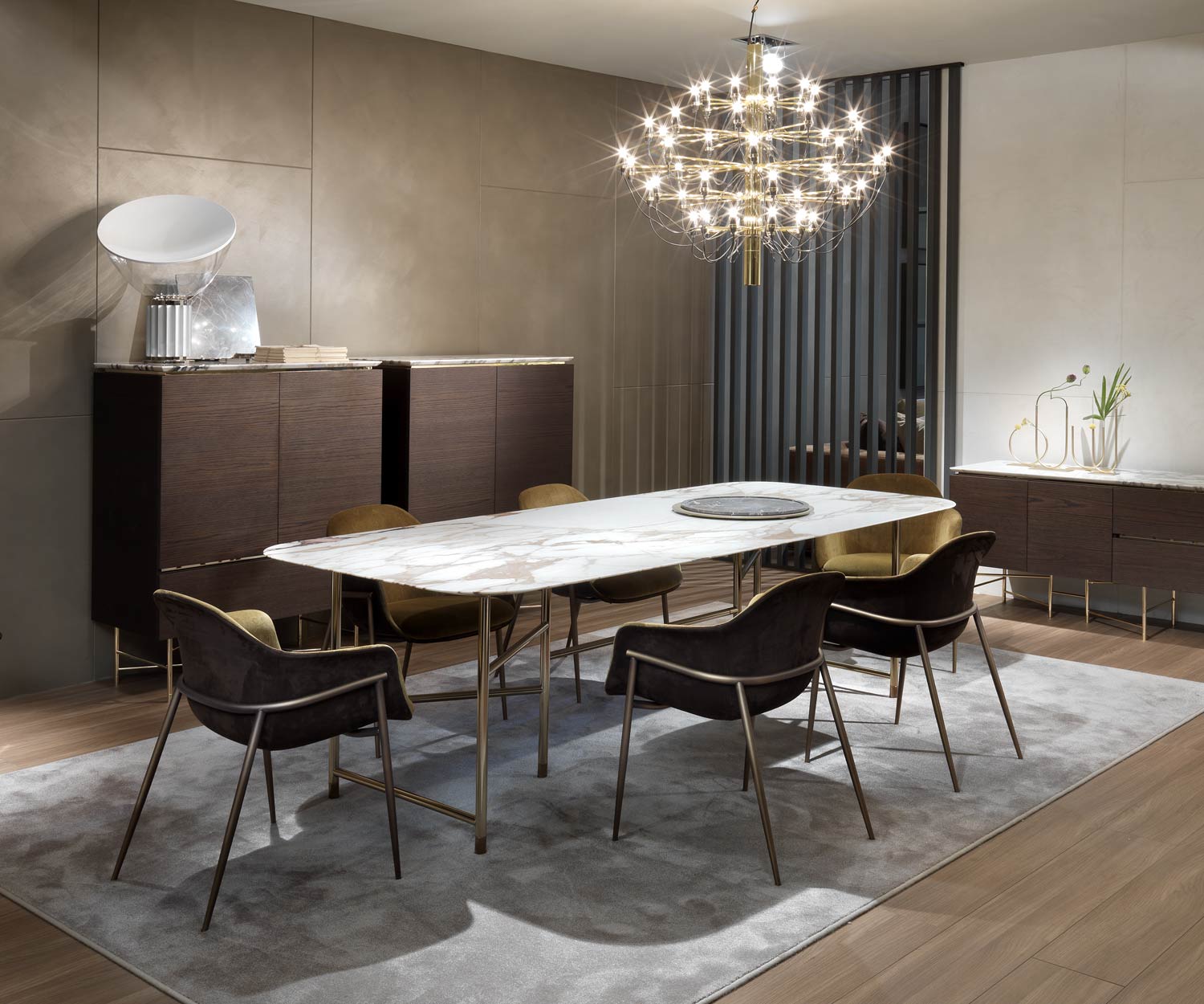 Exclusieve design eettafel Kyoto marmer in de eetkamer in groep met stoelen Exclusieve design eettafel Kyoto marmer in de eetkamer in groep met stoelen