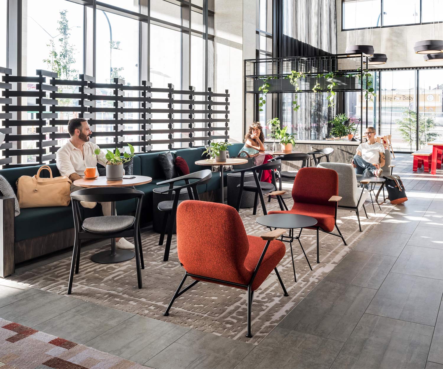 Prostoria Oblique design fauteuil in geel in een bar zithoek Prostoria Oblique design fauteuil in geel in een bar zithoek