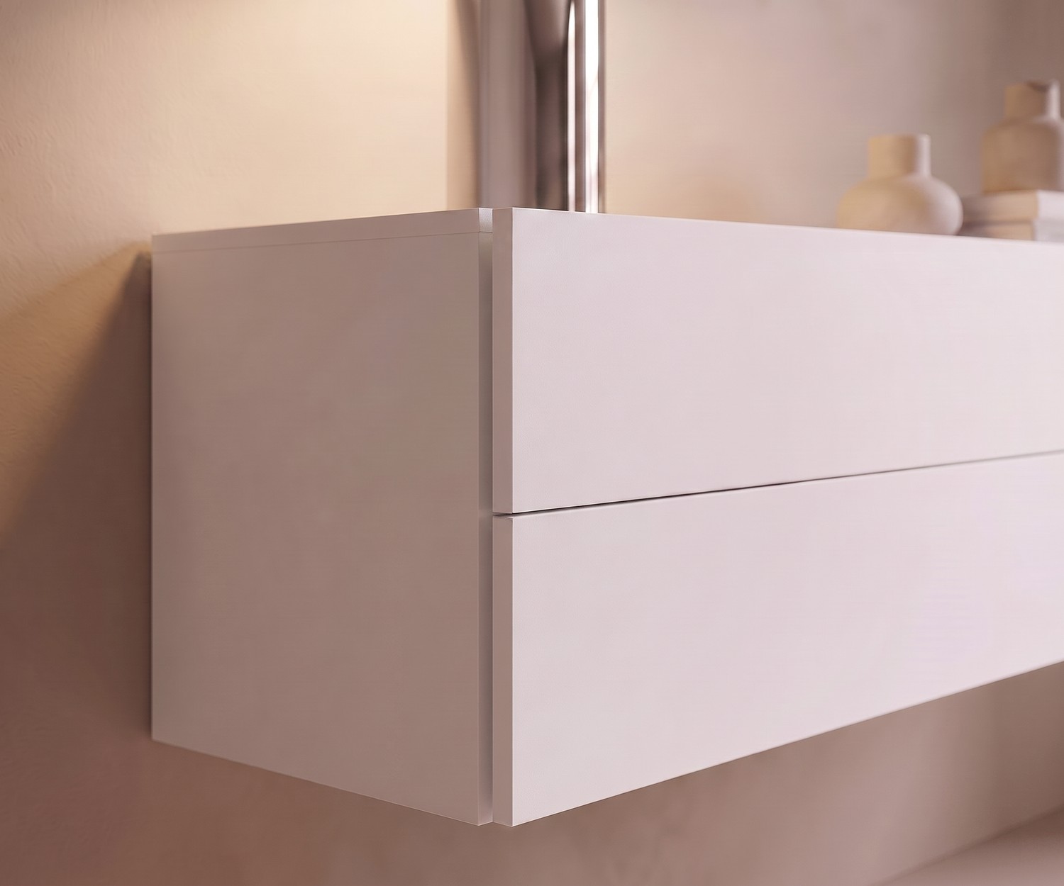 Commode suspendue Novamobili Easy blanche Commode suspendue Easy par Novamobili pour la chambre en blanc mat, design minimaliste sans poignée à deux tiroirs.