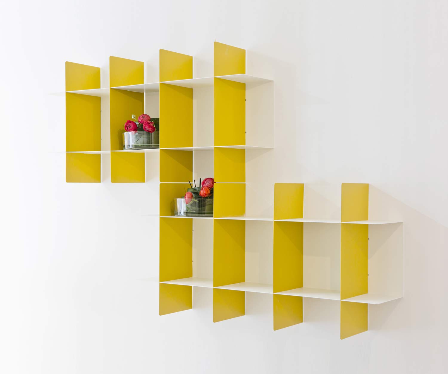 MEME DESIGN Innesto design boekenkast voor aan de muur van metaal in geel