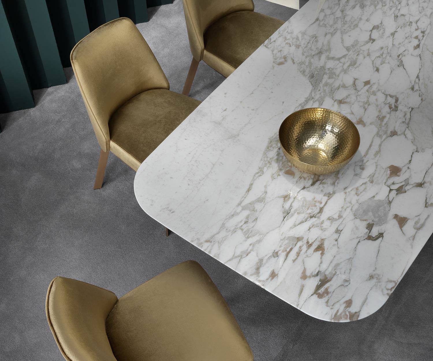 Exclusief design luxe marmeren eettafel in de eetkamer met stoelen