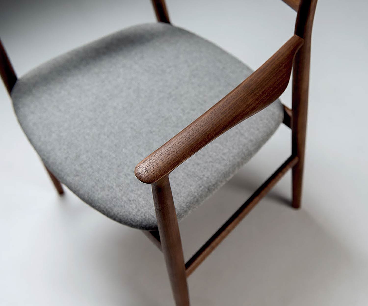 Moderne Conde House Kamuy design fauteuil walnoot gestoffeerd in lichtgrijs Moderne Conde House Kamuy design fauteuil walnoot gestoffeerd in lichtgrijs