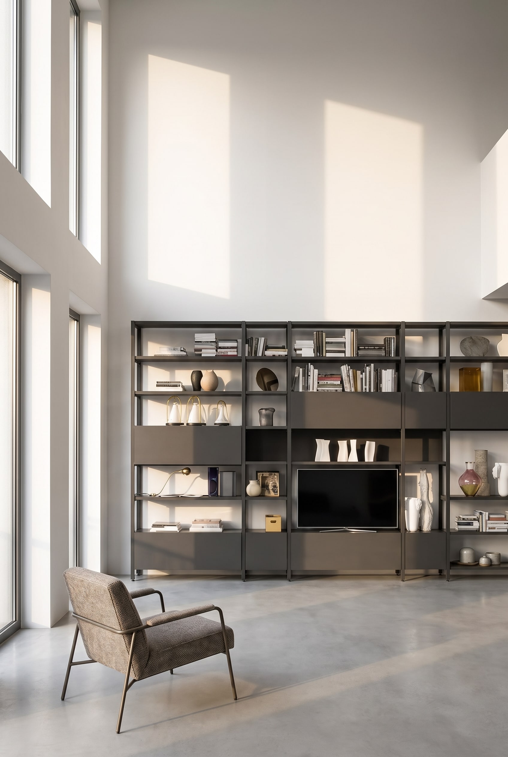 &Eacute;tag&egrave;re m&eacute;tallique moderne et filigrane avec une finition fonc&eacute;e sur un mur blanc dans un ancien b&acirc;timent, d&eacute;cor&eacute;e avec parcimonie de vases et de livres