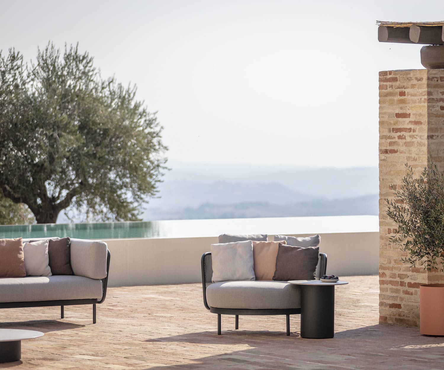 Moderne Todus Baza Round Designer Lounge avec housse grise Moderne Todus Baza Round Designer Lounge avec housse grise