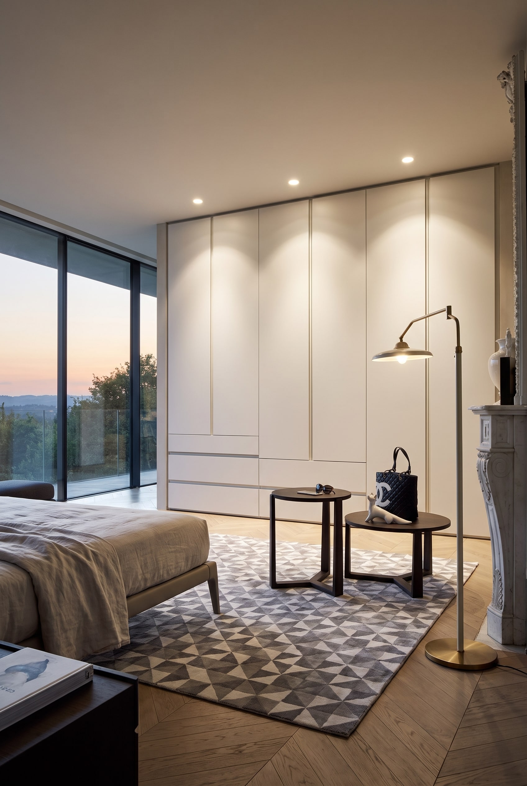 Armoire blanche pure, structur&eacute;e architecturalement, dans une chambre moderne avec un jeu d'ombres subtil gr&acirc;ce &agrave; l'&eacute;clairage au plafond.