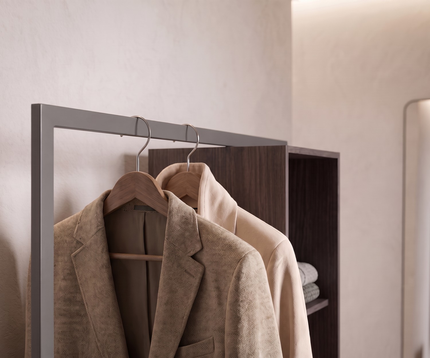 Commode Easy 4 avec penderie Novamobili pour chambre, portant à vêtements en métal gris avec cintres en bois et vestes.