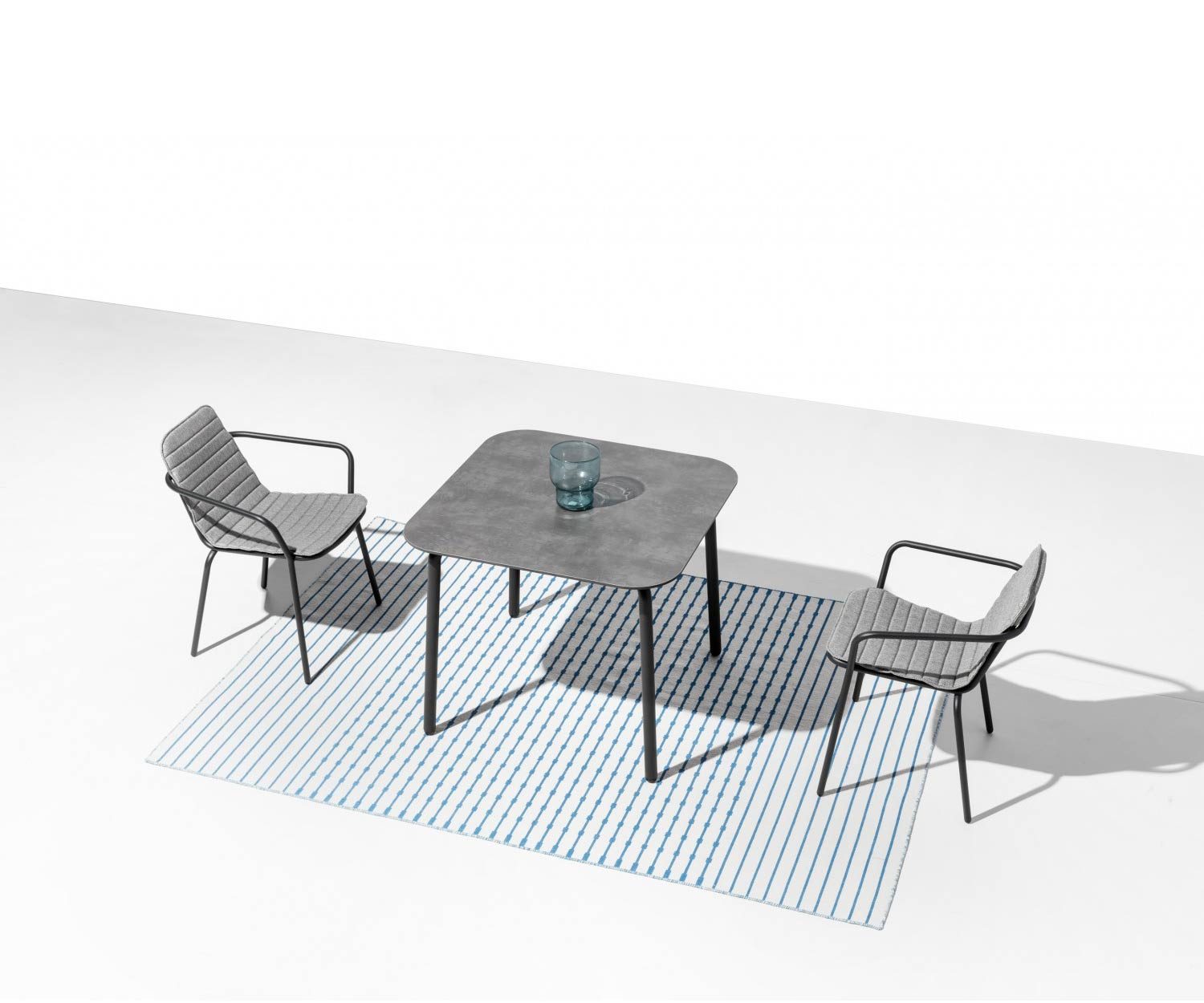 Table de jardin carrée design Starling en gris foncé avec coins arrondis Table de jardin carrée design Starling en gris foncé avec coins arrondis