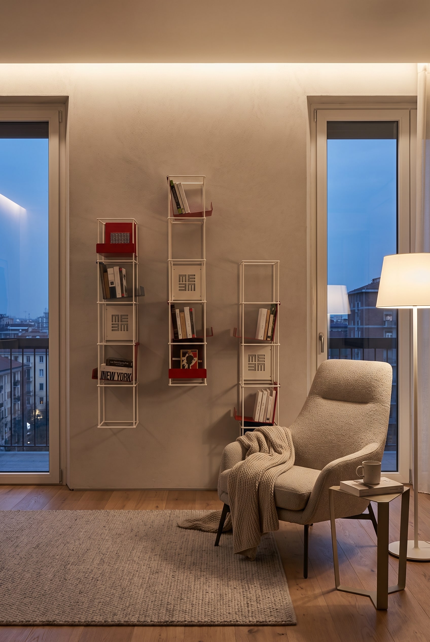 Niche &eacute;troite dans le salon avec biblioth&egrave;que murale verticale en m&eacute;tal et livres