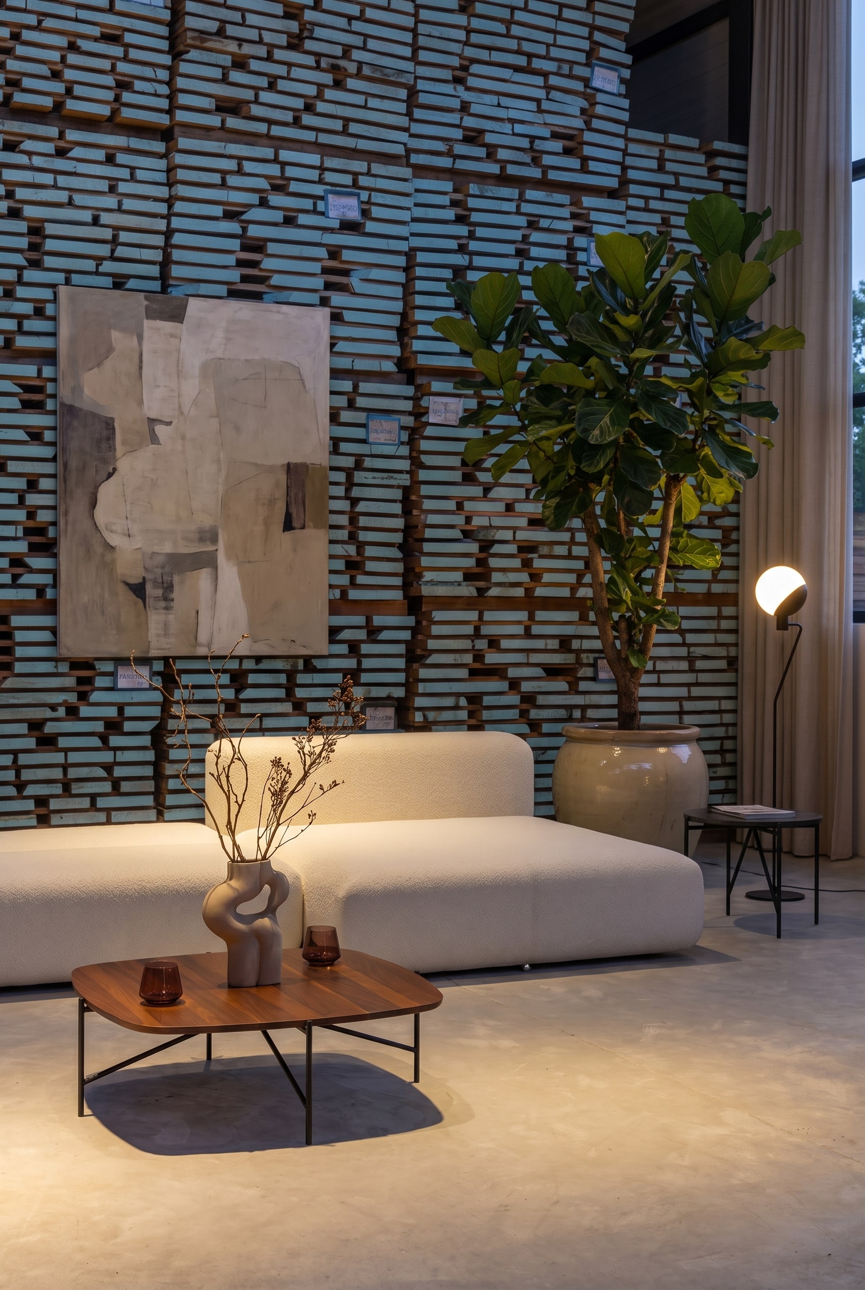 Canap&eacute;-lit modulaire blanc au design loft moderne devant un mur en bois textur&eacute;
