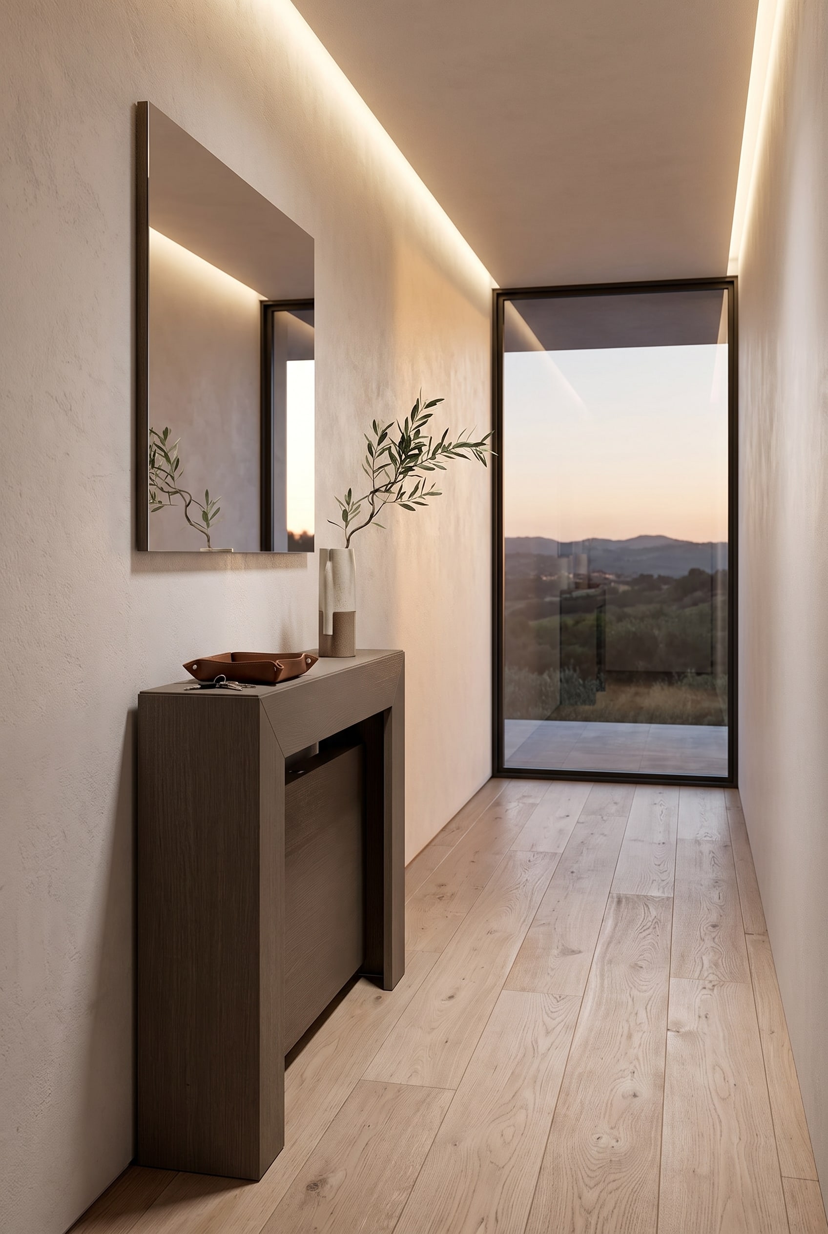 Couloir &eacute;troit avec une console blanche tr&egrave;s plate, sur laquelle se trouvent un vase sculptural et des cl&eacute;s