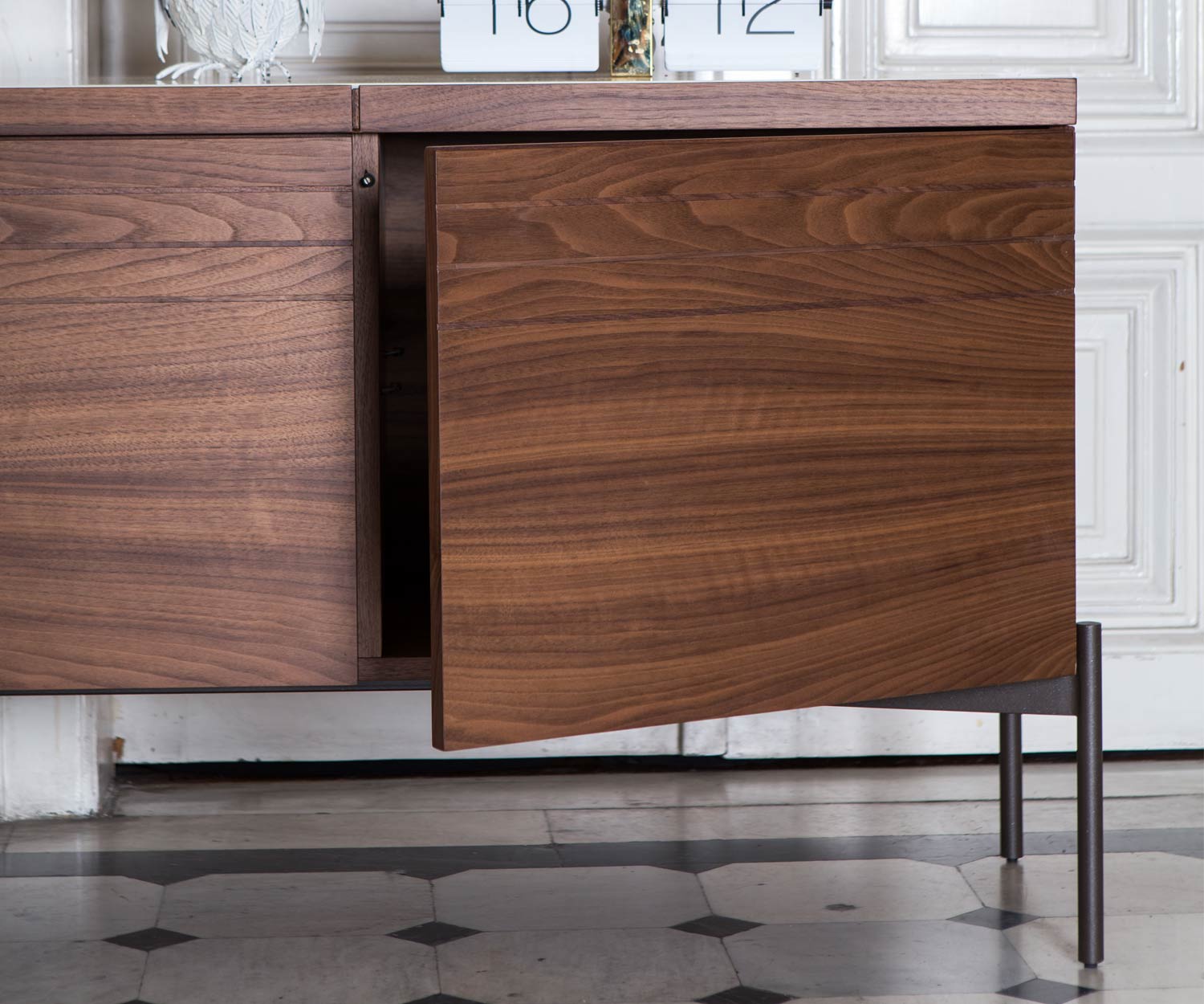 Exclusief al2 o rizon design dressoir detail deuren walnoot horizontale latten walnoot Exclusief al2 o rizon design dressoir detail deuren walnoot horizontale latten walnoot