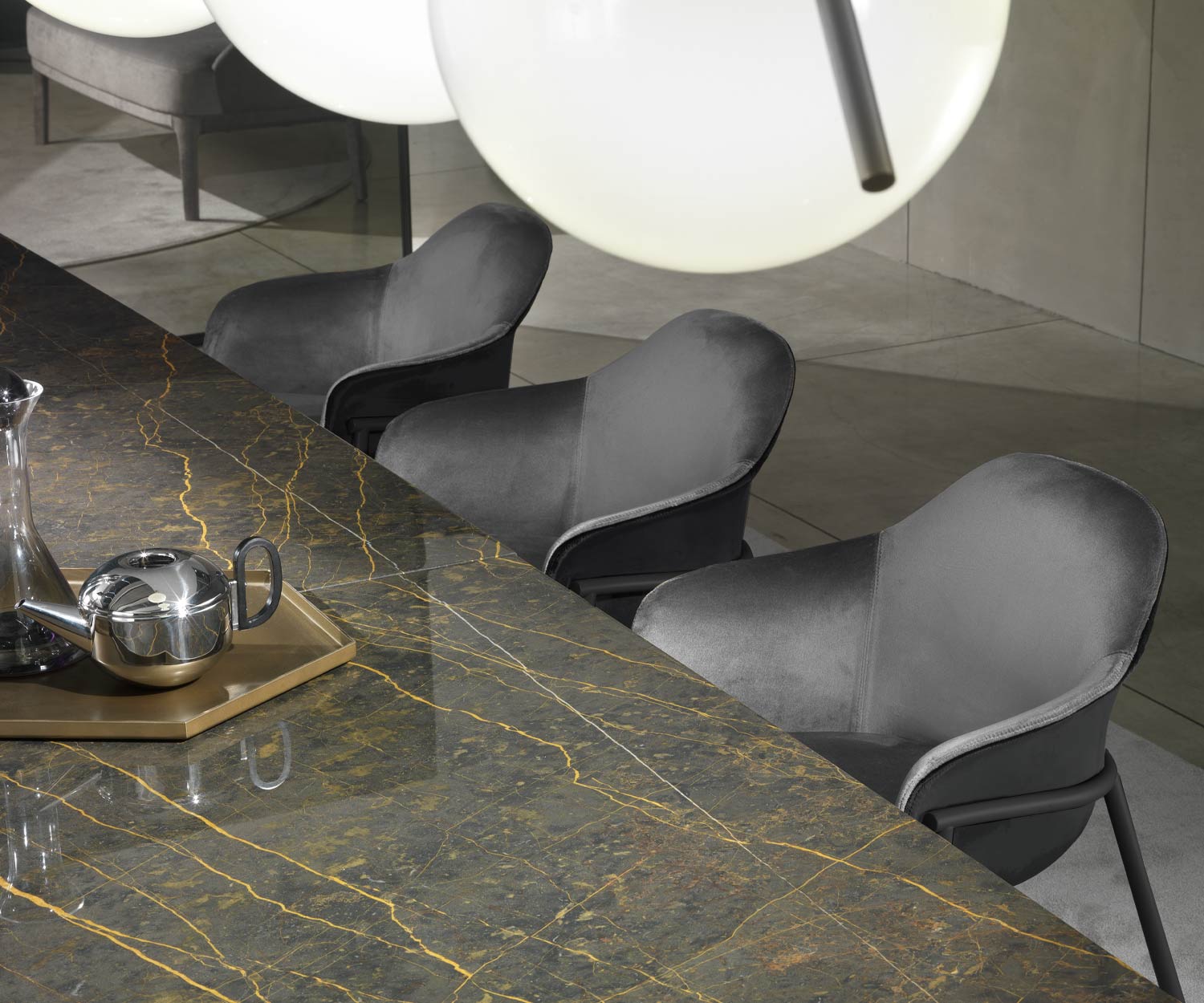 Comfortabele fauteuil van Marelli in de vergaderruimte grijze hoes Comfortabele fauteuil van Marelli in de vergaderruimte grijze hoes