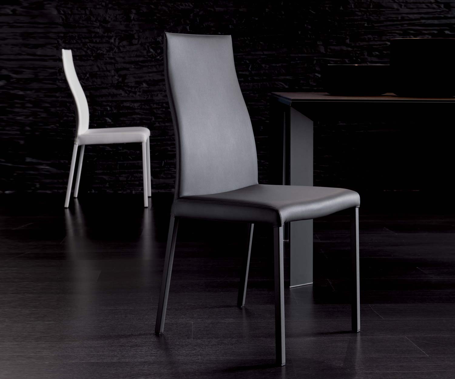 Exclusieve Ozzio Designer stoel Blitz bekleed met zwart en wit leer