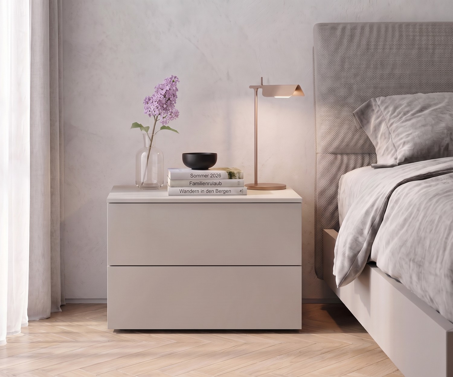 Table de chevet Livitalia Atena avec tiroirs dans la chambre, table de nuit beige de style italien moderne.
