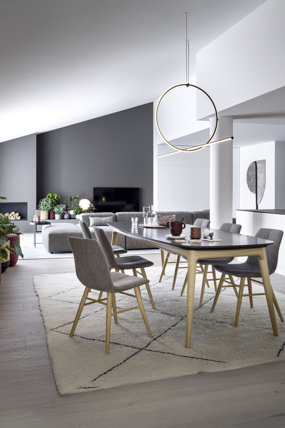meubles-arrondis-et-suspension-ronde-au-dessus-de-la-table-à-manger