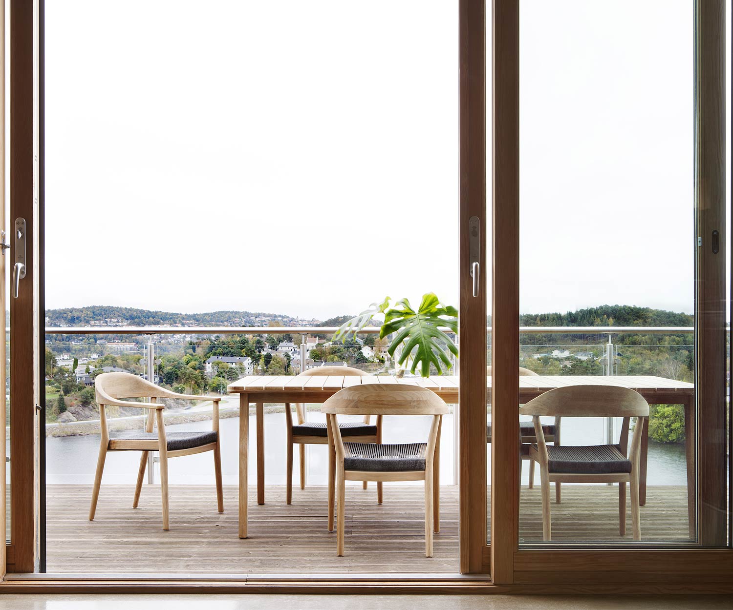 Moderne Oasiq Skagen teak design terrastafel voor maximaal 6 personen