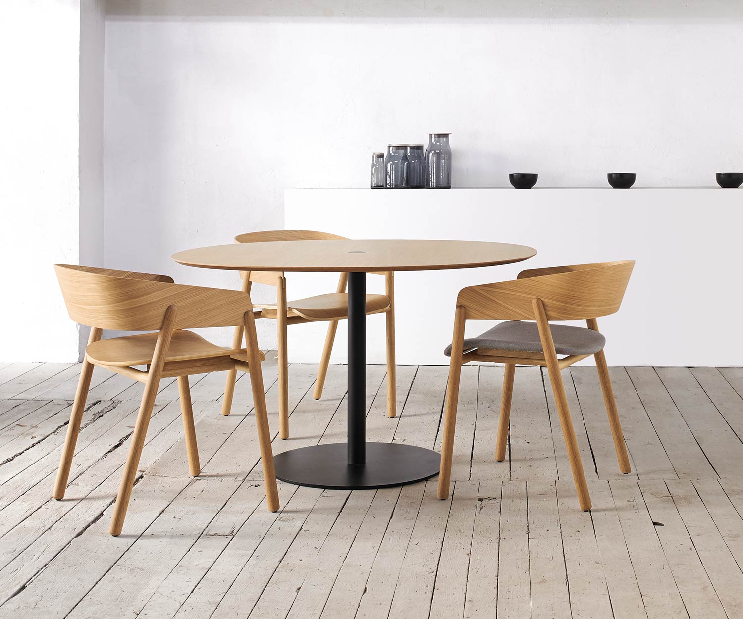 Punt Design massief houten eetkamerstoel van eikenhout Punt Design massief houten eetkamerstoel van eikenhout