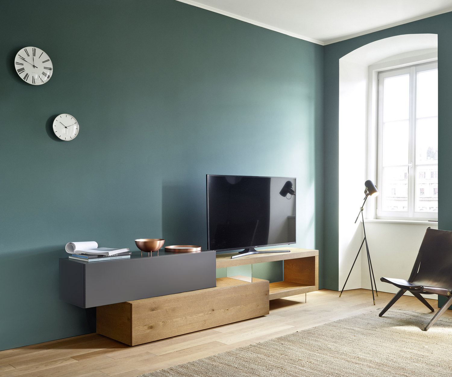 Modern design TV wandmeubel C32 van Livitalia voor smalle ruimtes met vleugeldeuren op 2 kasten