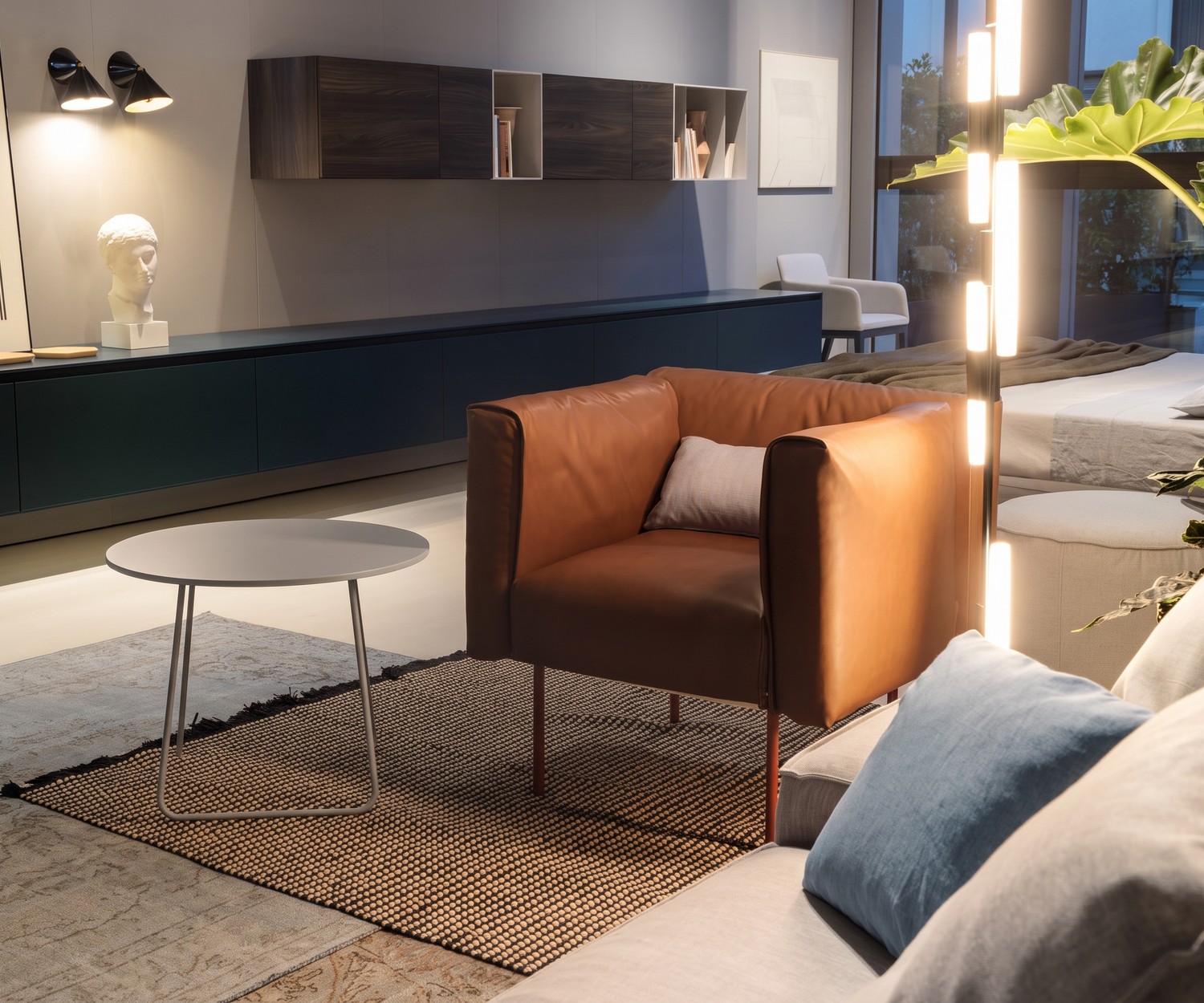 Table d'appoint ronde Orbis par Novamobili dans un salon moderne, près d'un fauteuil en cuir marron et d'un tapis.